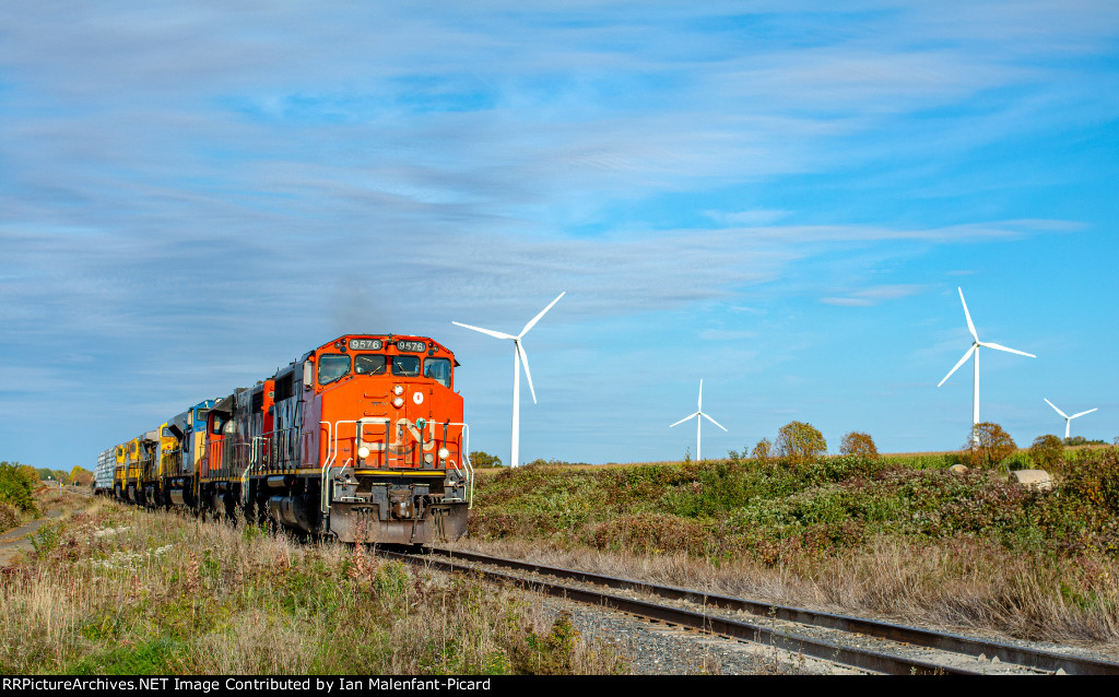 CN 9576 leads 561 at Saint Laurent road